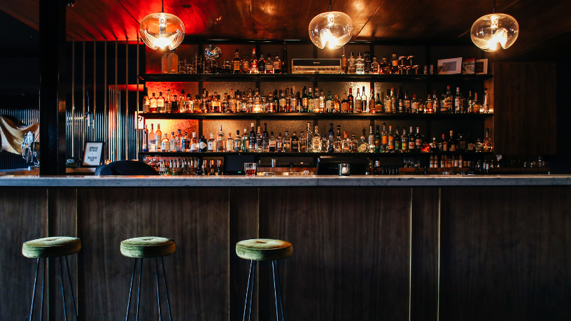 Curtir a experiência do Bar Rainha em um ambiente vibrante com Leonardo Rocha de almeida.