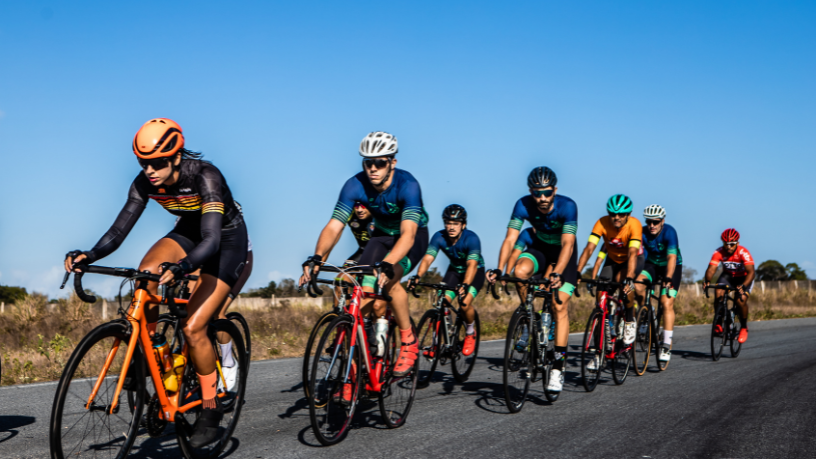 Márcio Velho da Silva mostra como o ciclismo de estrada une velocidade, técnica e bem-estar em uma verdadeira arte sobre duas rodas.