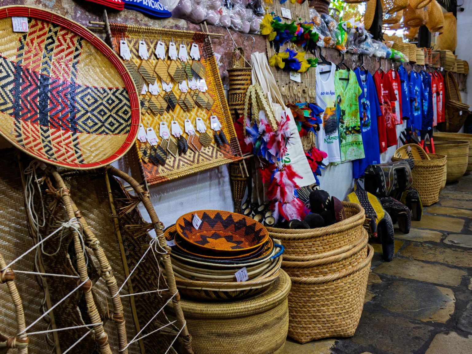 Artesanato brasileiro exposto em uma banca de feira cultural.