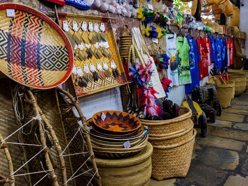 Artesanato brasileiro exposto em uma banca de feira cultural.